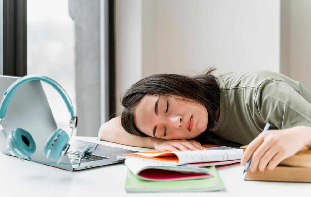 Ilustrasi seorang wanita sedang tidur. (freepik.com)