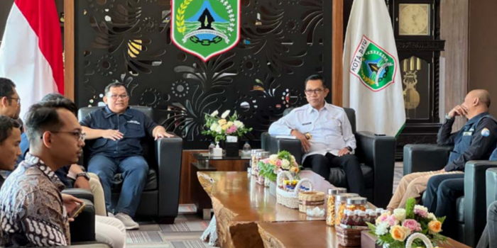 SHARING IDE: Wali Kota Batu Nurochman menerima audiensi direktur dan jajaran manajemen Jawa Pos Radar Malang di ruang kerjanya kemarin (30/4).