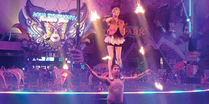 Pertunjukan sejumlah talent dalam grand launching Aqua Symphony Show dan Jawa Tiimur Park 3 Carnival sukses memukau pengunjung kemarin malam (30/4) (RORI DINANDA BESTARI/RADAR BATU).