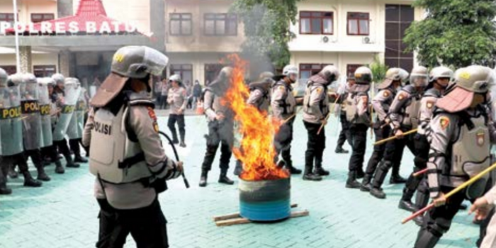 Personel Polres Batu melakukan simulasi cara menghadapi situasi darurat dalam demonstrasi May Day di halaman Polres Batu kemarin (30/4) (POLRES BATU FOR RADAR BATU).