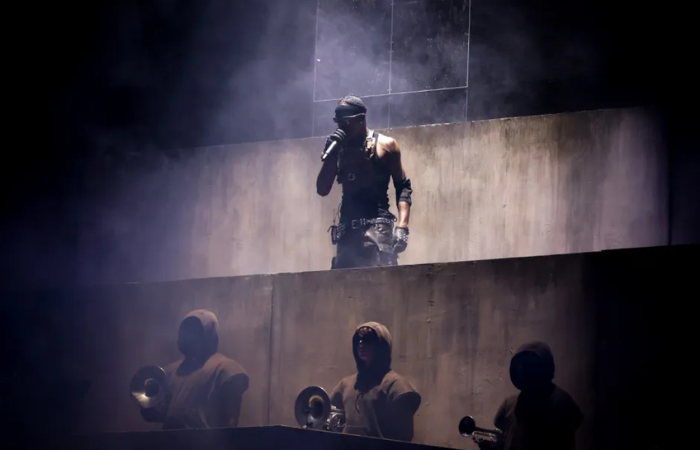 Menampilan memukau Travis Scott dalam acara Coachella 2025 (billboard)