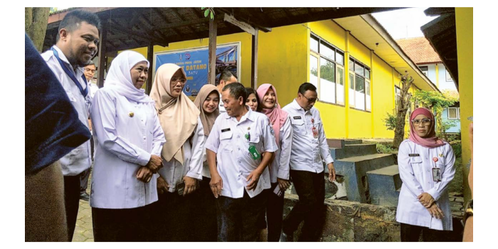 TINJAUAN: Gubernur Jatim Khofifah Indar Parawansa melakukan kunjungan ke UPT PPSPA Bhima Sakti Batu yang dipilih sebagai lokasi Sekolah Rakyat beberapa waktu lalu. (RORI DINANDA BESTARI/RADAR BATU)