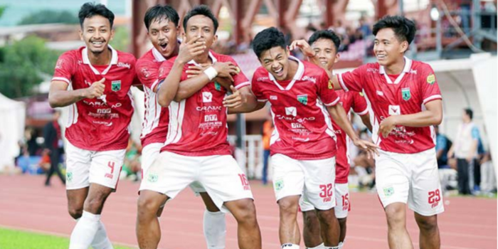 WAJIBON FIRE: Para pemain Persikoba Batu merayakan gol ke gawang PSPPPadang Panjang dalam laga babak 32 besar Liga 4 Nasional di Stadion Thor Surabaya, Jumat lalu (2/5).