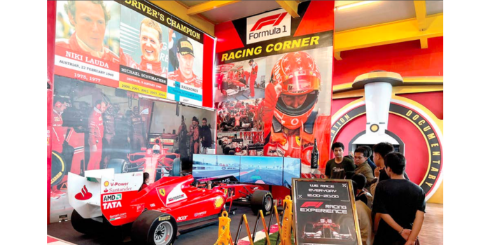 DISERBU PENGUNJUNG: Sejumlah pengunjung Museum Angkut mengantre untuk menikmati wahana baru F1 Racing Experience beberapa hari lalu.