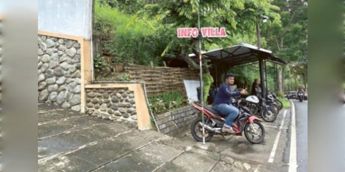 DITARGET PAJAK: Beberapa orang menawarkan vila di sepanjang jalan kawasan Songgoriti, Kecamatan Batu kemarin (4/5).