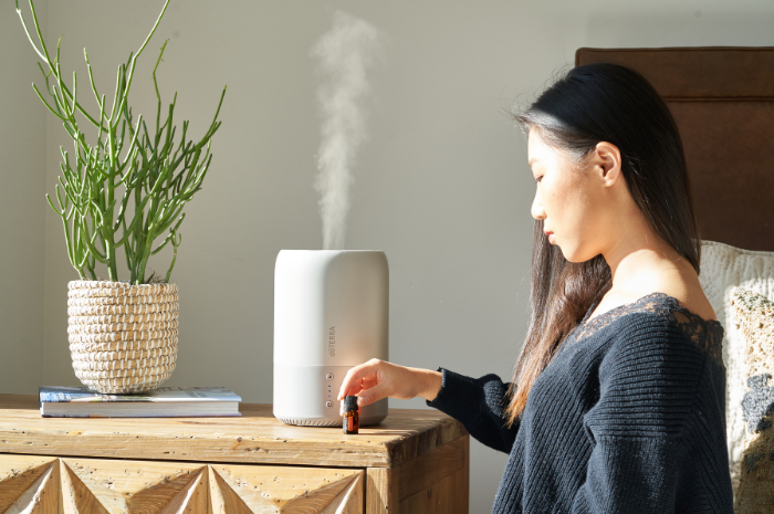 Ilustrasi penggunaan humidifier di rumah, sebagai salah satu alat peningkat kualitas udara di rumah. (Pexels/doTERRA International, LLC)