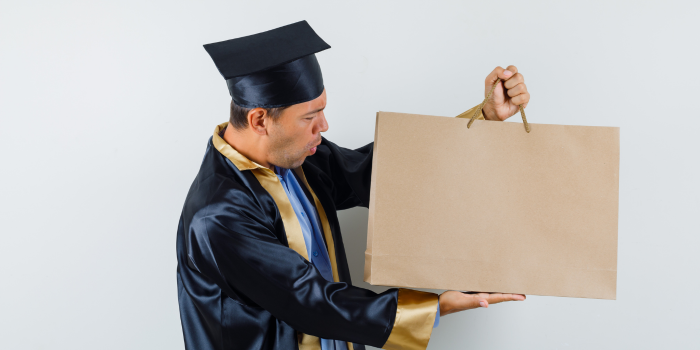 Ilustrasi wisudawan menerima hadiah wisuda (8photo/freepik.com).