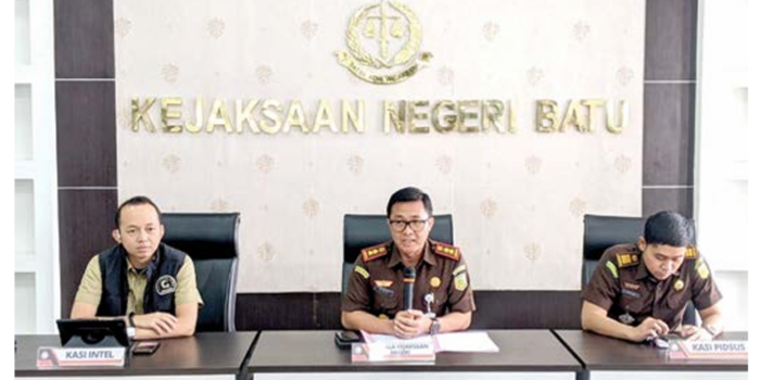 PRESS CONFERENCE: Kepala Kejari Kota Batu Didik Adhiyotomo (tengah) didampingi Kasi Intel Kejari Batu Januar Ferdian (kiri) melakukan press conference beberapa waktu lalu. (RORI DINANDA BESTARI/RADA)