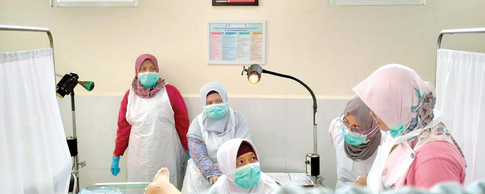FOKUS: Beberapa nakes melakukan pemeriksaan di Puskesmas Beji beberapa waktu lalu. (DINKES KOTA BATU FOR RADAR BATU)