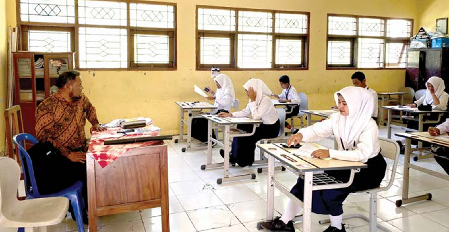 FOKUS: Salah seorang guru SMPN Satap Gunungsari 04 melakukan pembelajaran di kelas beberapa waktu lalu. (RORI DINANDA BESTARI/RADAR BATU)