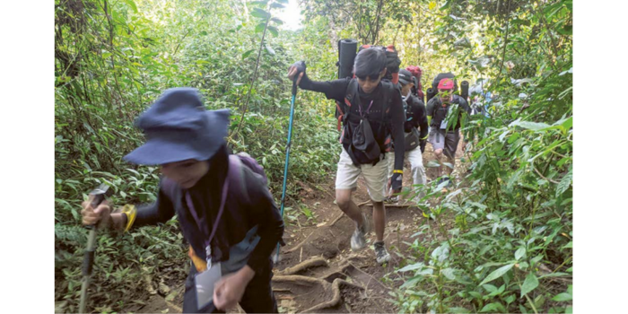 DIBUKA KEMBALI: Beberapa pendaki sedang melalui jalur pendakian menuju puncak Gunung Arjuno-Welirang beberapa waktu lalu. (DISPARTA KOTA BATU FOR RADAR BATU)