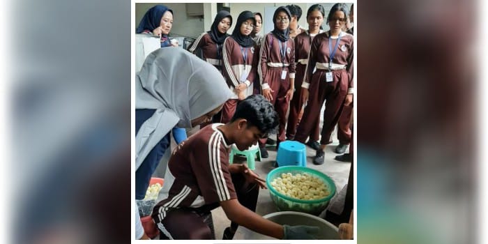 ANTUSIAS: Sejumlah siswa berlatih proses pembuatan kripik apel di Desa Wisata Punten, Kecamatan Bumiaji dalam kunjungannya beberapa waktu lalu.