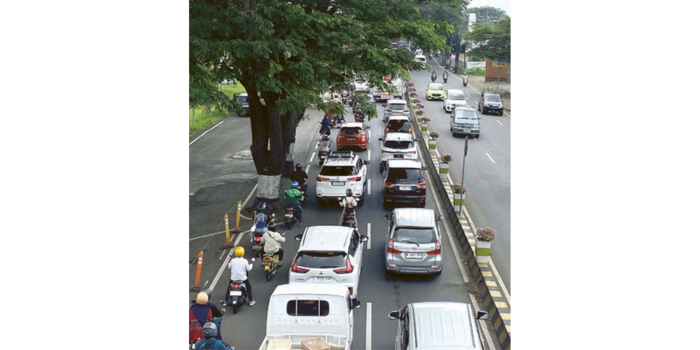 PADAT KENDARAAN: Volume kendaraan di Jalan Pattimura depan Jawa Timur Park 3  terpantau ramai lancar kemarin (11/5). (RORI DINANDA BESTARI/RADAR BATU)