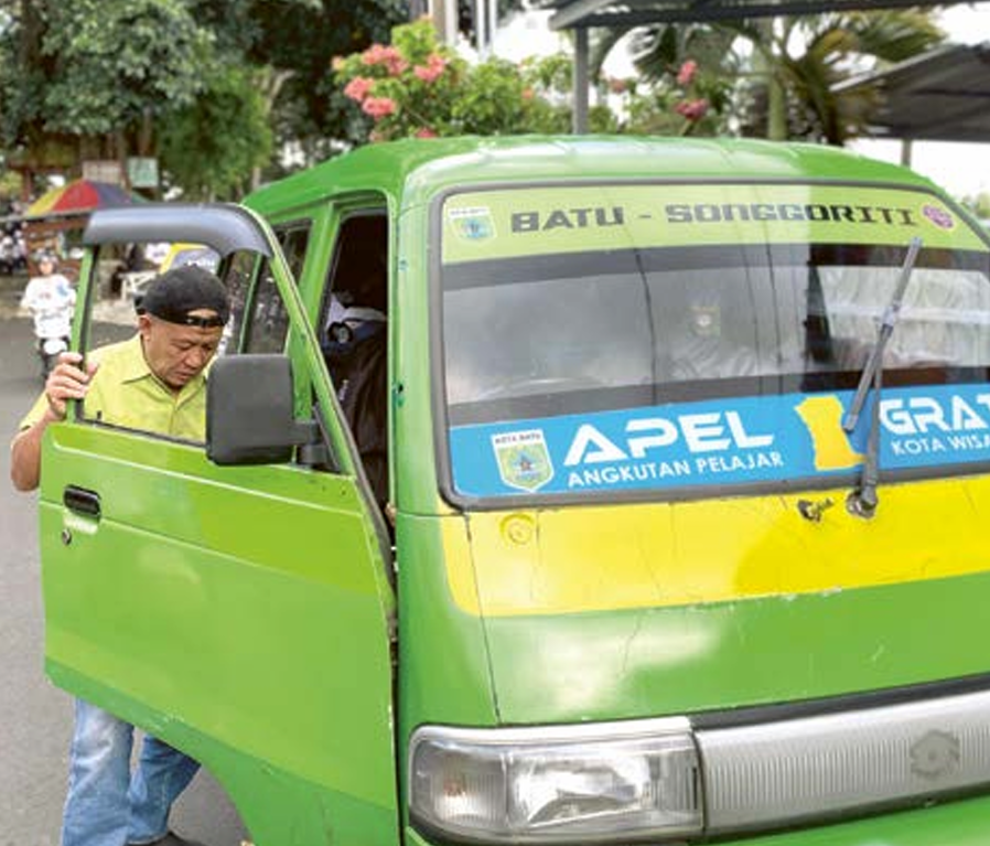 APEL GRATIS: Salah seorang sopir Apel Gratis bersiap mengoperasikan armadanya beberapa waktu lalu. (RORI DINANDA BESTARI/RADAR BATU)