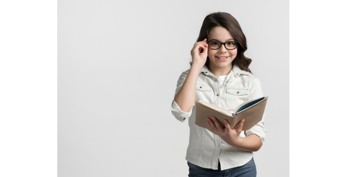 Ilustrasi anak kecil sedang membawa buku. (Freepik)