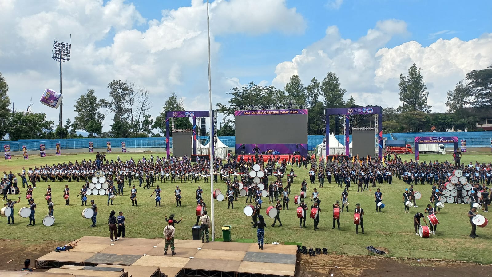 GLADI BERSIH: Para peserta SMA Taruna Creative Camp saat gladi bersih sebelum pembukaan acara.