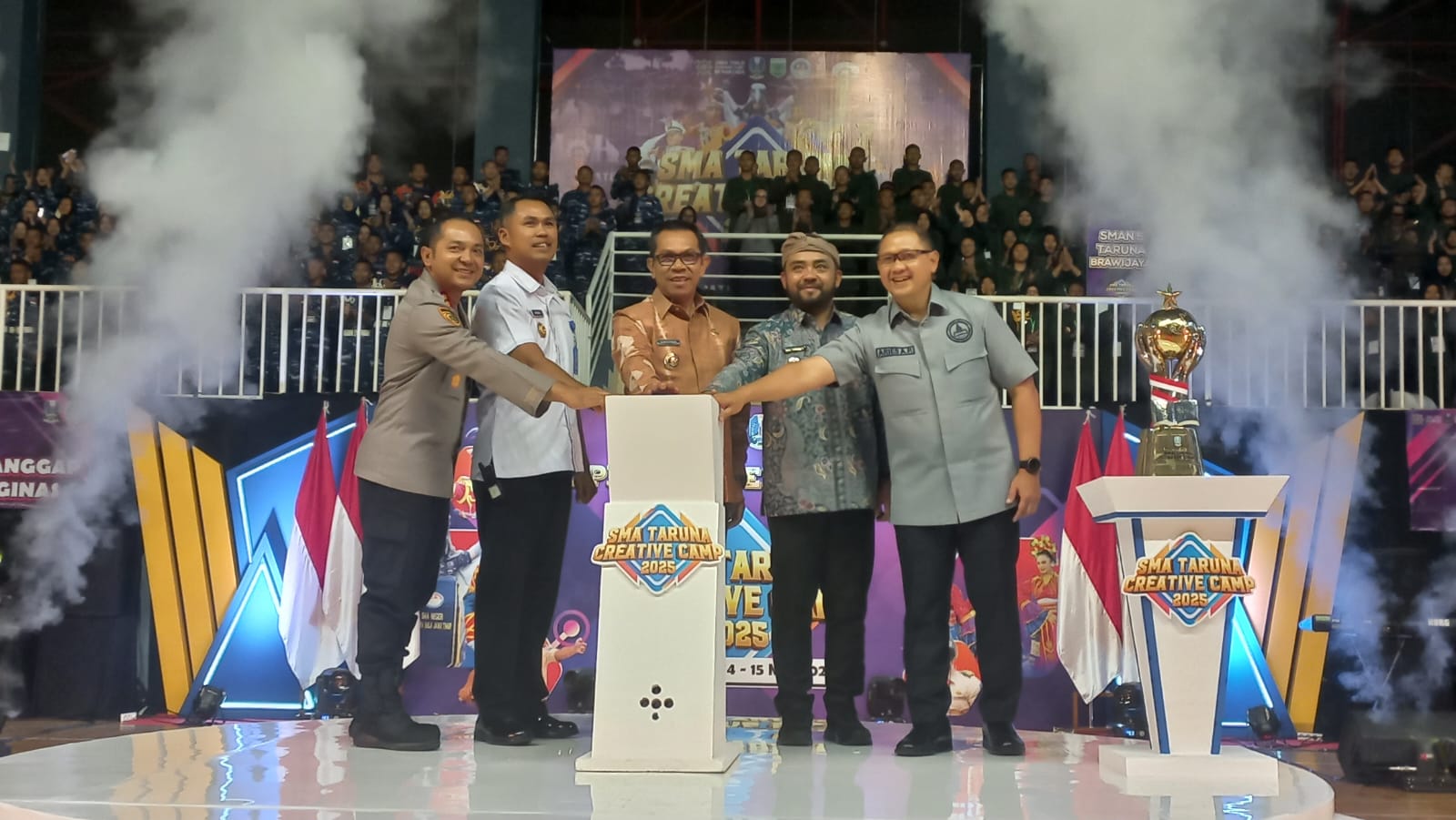 RESMI DIBUKA: Wali Kota Batu Nurochman (tengah), Wakil Wali Kota Batu Heli Suyanto (dua dari kanan) dan Kadisdik Provinsi Jatim Aries Agung Paewai (kanan) didampingi Kapolres Batu (kiri) membuka acara