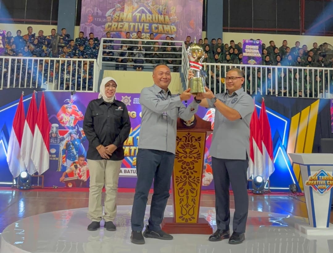 PIALA BERGILIR: Kepala SMA Taruna Creative Camp 2025 Eko Agus Suwandi menyerahkan piala bergilir kepada Kadisdik Jatim Aries Agung Paewai.