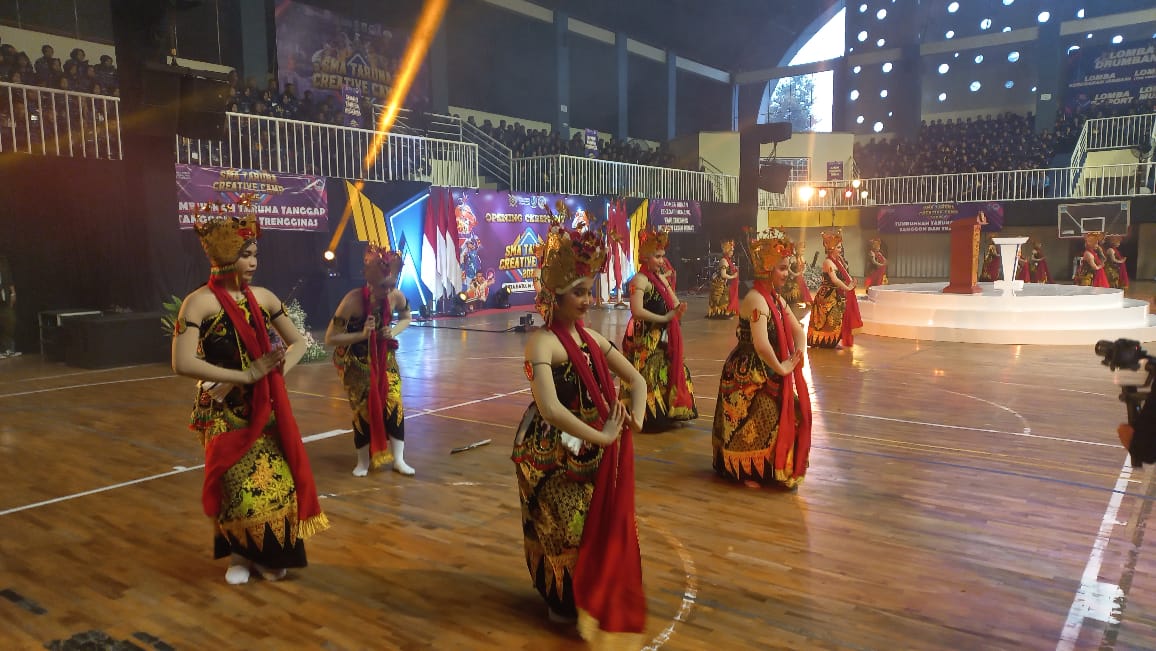 RANCAK: Para siswa SMA Taruna Nusantara Bhayangkara menari tari Gandrung Banyuwangi.
