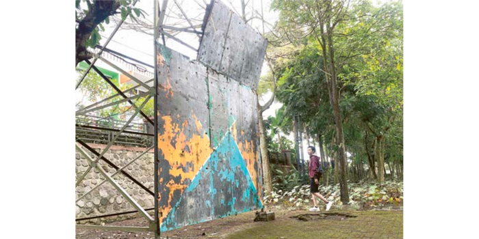 BUTUH PERBAIKAN: Fasilitas olahraga di Taman Hutan Bondas terlihat rusak dan tidak terawat.