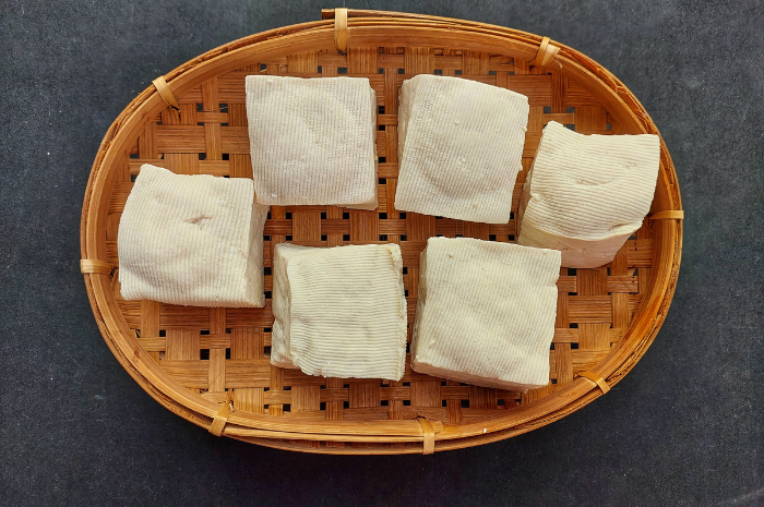 Tahu, makanan sehari-hari yang ternyata punya banyak manfaat untuk kesehatan tubuh. (Canva/Santiasih)