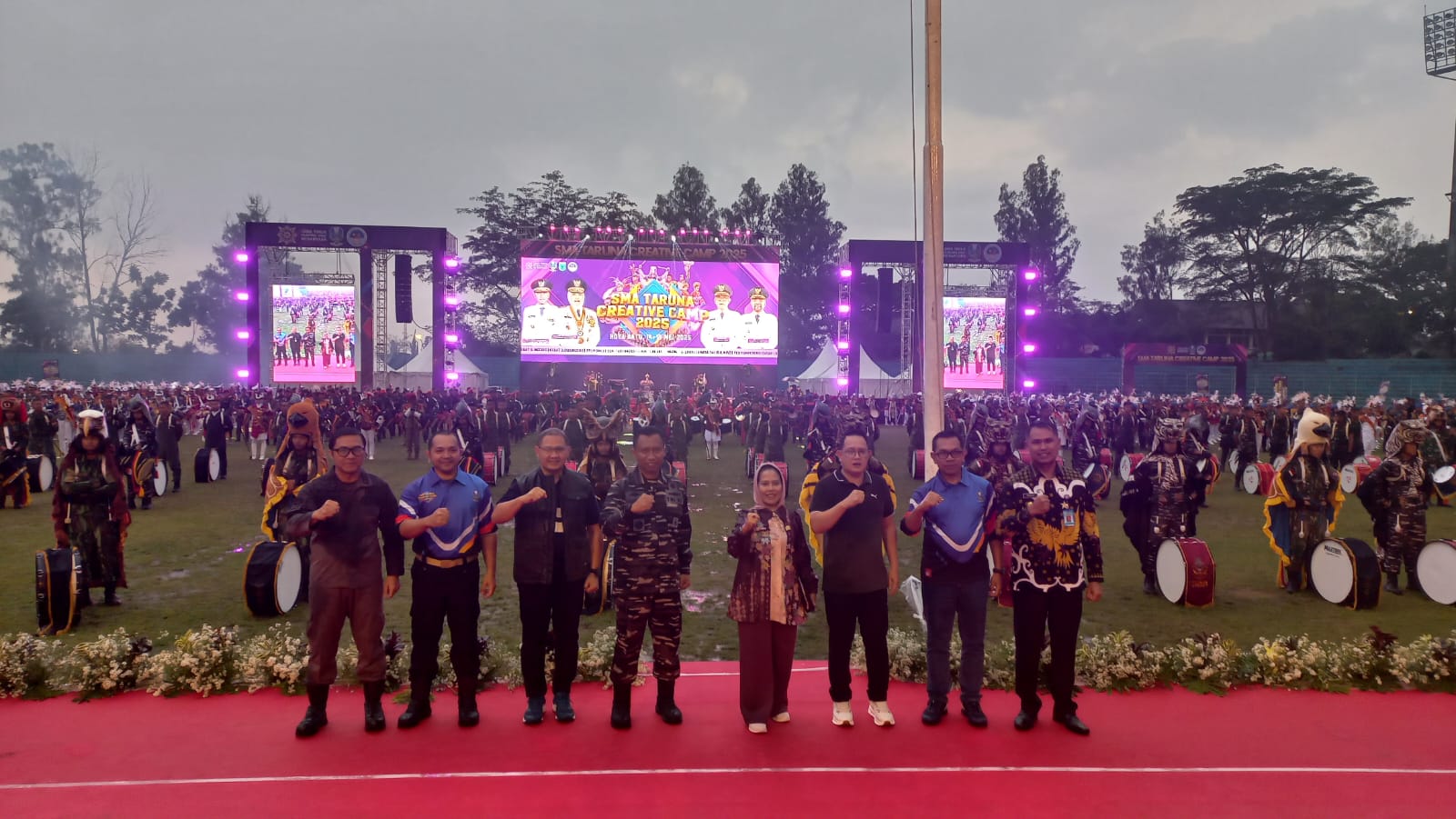 PENUTUPAN: Sekdaprov Jatimdidampingi parapejabat Pemprov Jatim dan Pemkot Batu dalam acara penutupan STCC 2025 di Stadion Brantas.