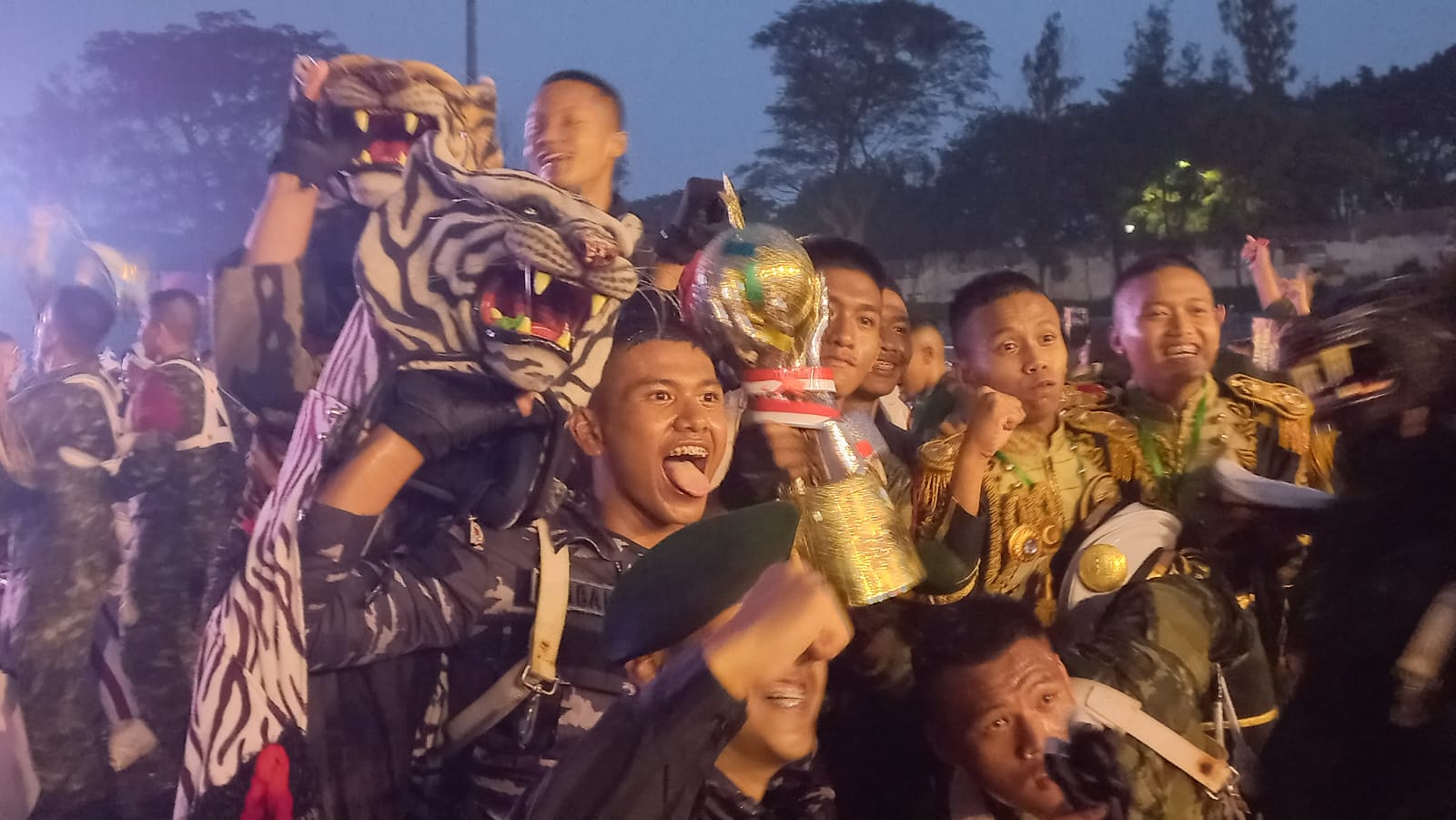 JUARA BERTAHAN: Para siswa SMA Taruna Brawijaya JawaTimur meluapkan kebahagiannya setelah dimumkan sebagai juara umum dalam ajang SMA Taruna Craetive Camp 2025, Kamis (15/5).