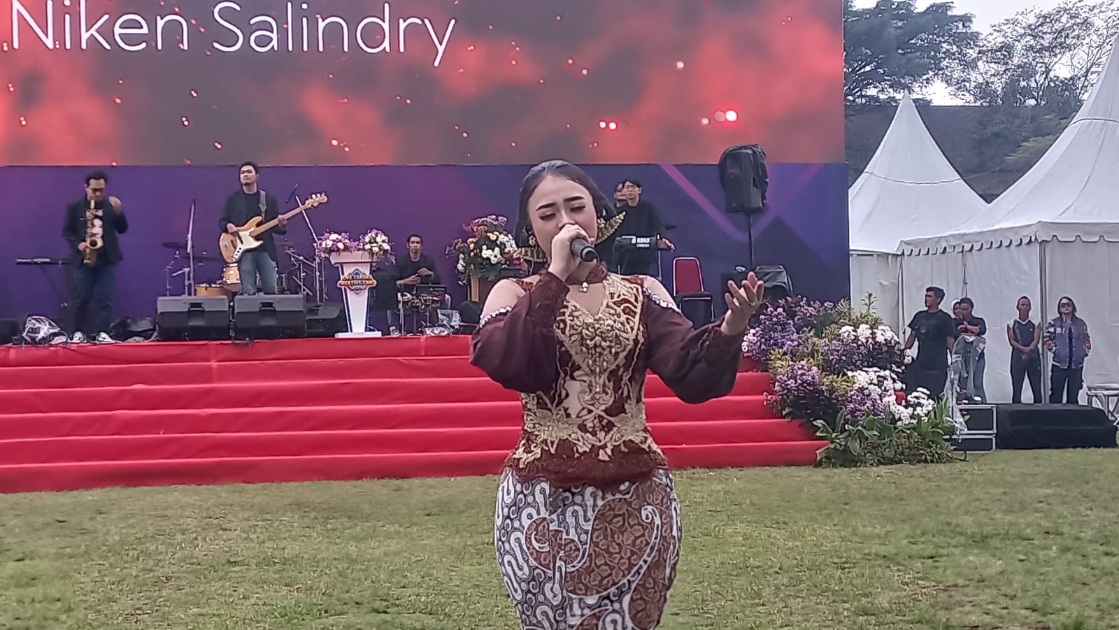 MAKIN SEMARAK: Artis Niken Salindri semakin memeriahkan acara penutupan STCC 2025 di Kota Batu.