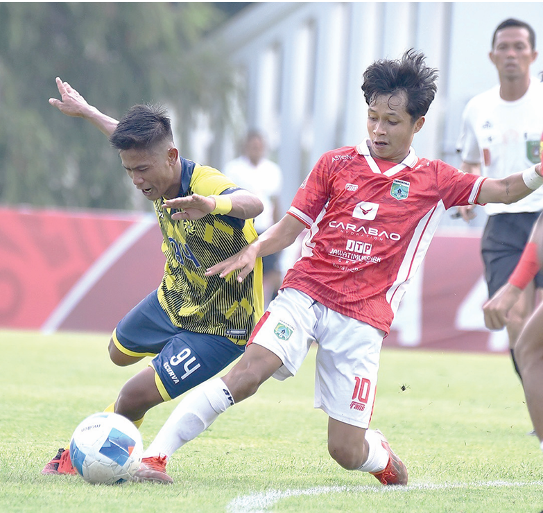 BELUM BERUNTUNG: Gelandang Persikoba Batu Arsy Agshal (kanan) berebut bola dengan pemain Pekanbaru FC dalam laga babak 16 besar Liga 4 Nasional kemarin. (INSTAGRAM PEKANBARU FC)