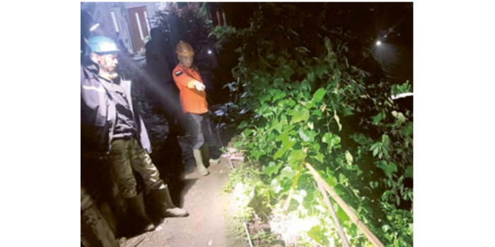 BPDB Kota Batu sedang melakukan proses evakuasi di plengsengan nonteknis yang longsor di Dusun Brau, Desa Gunungsari, Kecamatan Bumiaji pada Kamis malam lalu (15/5). (BPBD KOTA BATU FOR RADAR BATU)