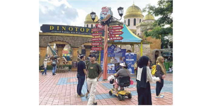 DIPADATI WISATAWAN: Ribuan wisatawan berlibur ke Jawa Timur Park 3 pada momen libur Waisak beberapa hari lalu. (RORI DINANDA BESTARI/RADAR BATU)
