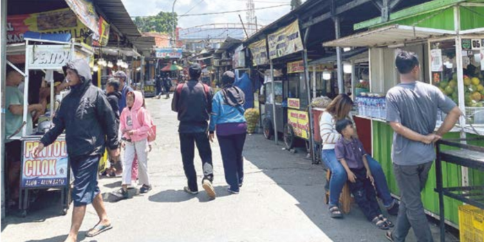 TARGET HALAL: Deretan pedagang kaki lima di Alun-Alun Kota Wisata Batu diserbu pengunjung beberapa hari lalu.