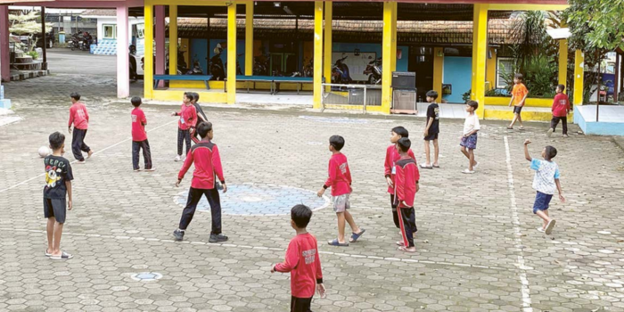 AKTIF: Beberapa siswa tetirah sedang berolahraga di lapangan UPT PPSPA Bima Sakti Batu beberapa waktu lalu.