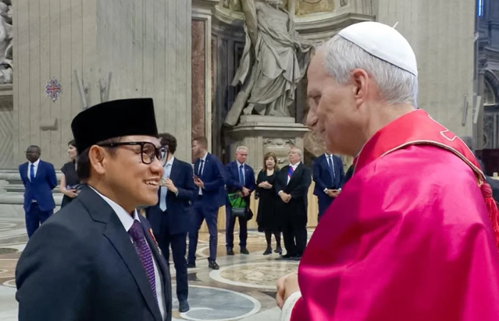 Menko Muhaimin dan Paus Leo XIV berinteraksi langsung dengan Paus Leo XIV di sela-sela pelantikan Paus Leo XIV di Vatikan. (ANTARA NEWS)