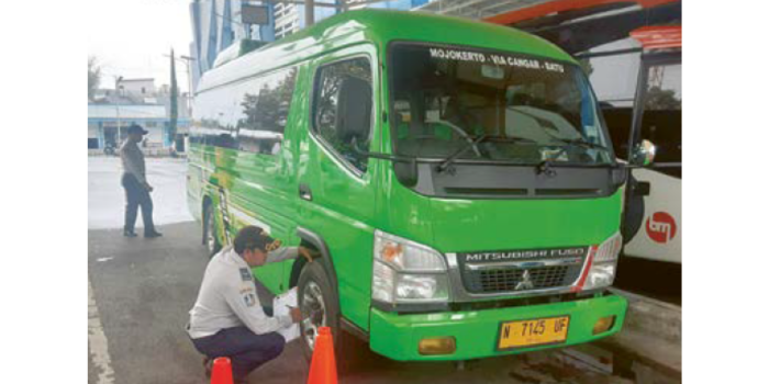 KEMBALI BEROPERASI: Salah seorang petugas Dishub Kota Batu sedang melakukan ramcek angkutan freeder beberapa waktu lalu (DISHUB KOTA BATU FOR RADAR BATU).