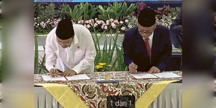 BUAT KESEPAKATAN: Menteri Sosial (Mensos) RI Saifullah Yusuf (kiri) bersama Ketua Yayasan Lembaga Pendidikan Islam (YLPI) Al Hikmah Surabaya menandatangani MoU di aula Al Hikmah IIBS Batu kemarin.