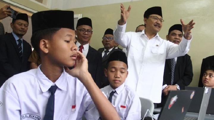 Menteri Sosial Saifullah Yusuf menghadiri Simulasi Pembelajaran Sekolah Rakyat yang digelar di Internasional Islamic Boarding School (IBBS) Al Hikmah, Batu, Jawa Timur, 19/04/25. (Antara/Ari Bowo)