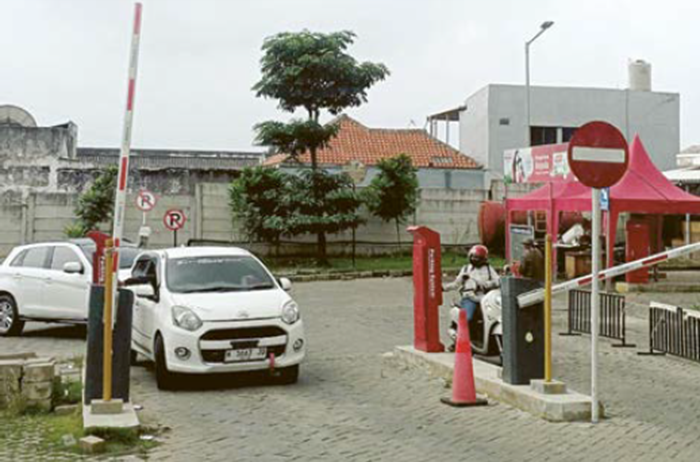 PINTU MASUK: Beberapa kendaraan tampak antre mengambil karcis parkir di Pasar Induk Among Tani Batu kemarin.