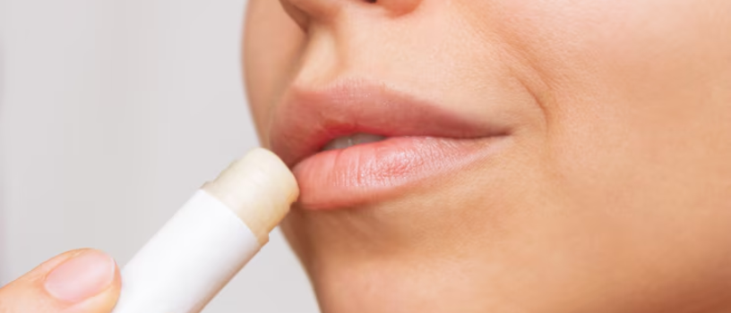 Ilustrasi menggunakan lip balm pada bibir kering (freepik)