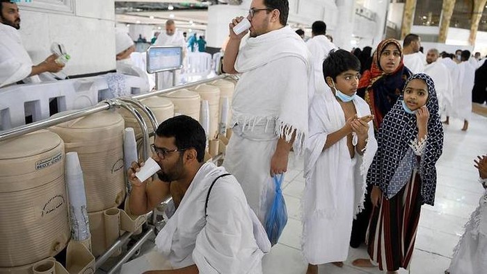Orang sedang meminum air zam-zam di arab saudi (pch.Saudi Press Agency)