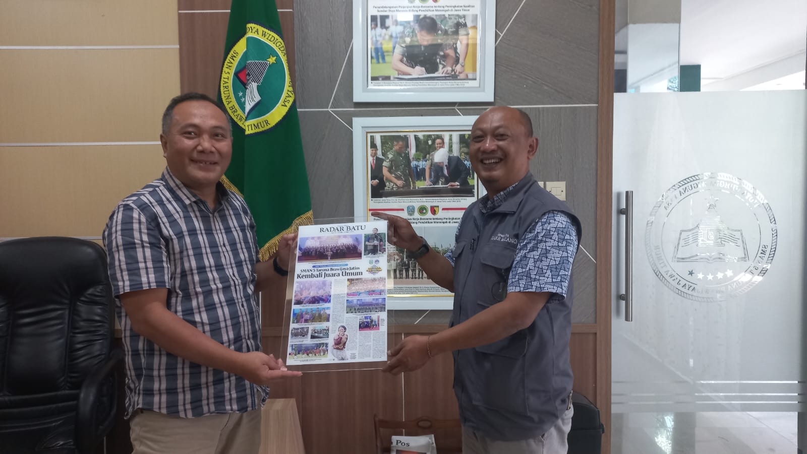 BERI APRESIASI: Manajer Radar Batu Bambang Tri Wijatmiko (kanan) menyerahkan kenang-kenangan kepada Kepala SMAN 5 Taruna Brawijaya.