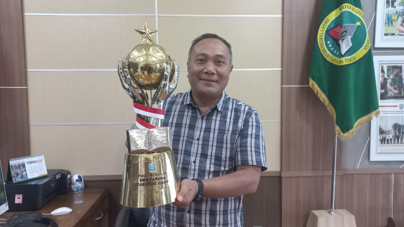 MEMBANGGAKAN: Kepala SMAN 5 Taruna Brawijaya menunjukkan piala bergilir yang sudah dua kali diraih.