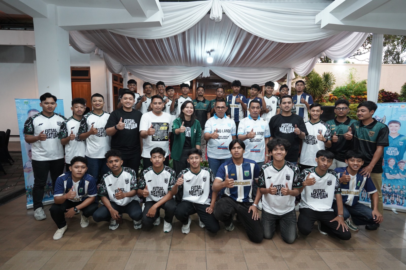 SIAP BERTARUNG: Acara pengenalan Tim Futsal Mbatu Sae FC di rumah dinas Wali Kota Batu  sekaligus pemberangkatan mengikuti LIga Nusantara di Surabaya, Minggu (25/5)