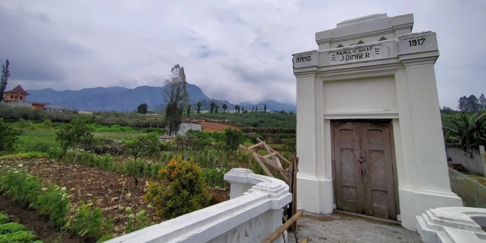 Makam Dinger Batu (Dini Thea).