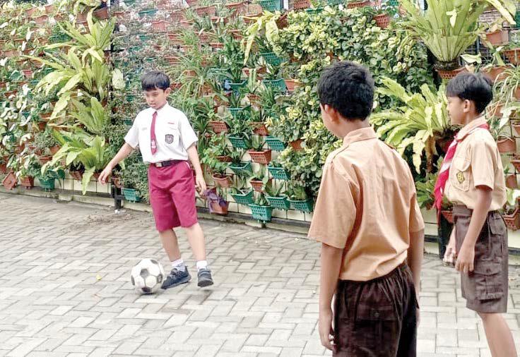 GEMBIRA: Siswa SDN 1 Beji sedang bermain sepak bola di halaman sekolah beberapa hari lalu.