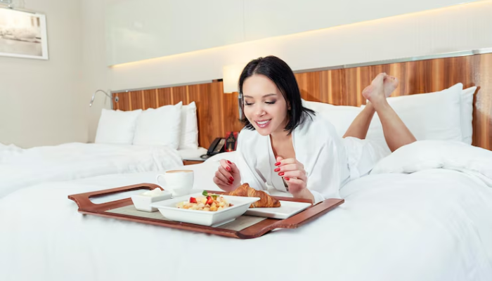 Ilustrasi. Menginap di kamar hotel dengan memanfaatkan fasilitasnya. (freepik/pacfoto)