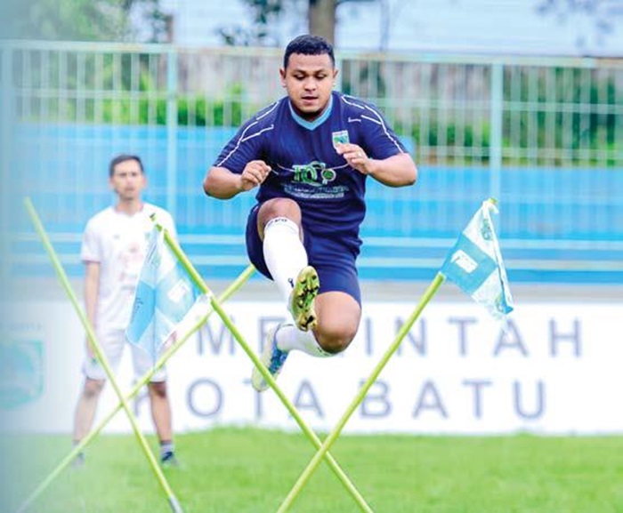 BUTUH SUPPORT: Pemain Persikoba Batu menjalani sesi latihan fisik di Stadion Brantas, beberapa waktu yang lalu.