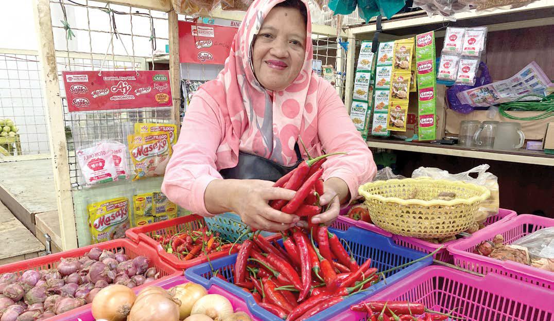HARGA NAIK: Komoditas cabai dan bawang mengalami kenaikan harga di Pasar Induk Among Tani Batu kemarin (2/6).