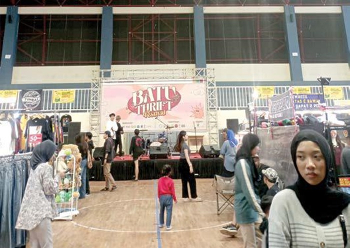 RAMAI: Semarak Batu Thrift Festival (BTF) di GOR Gajah Mada kemairn (1/6).
