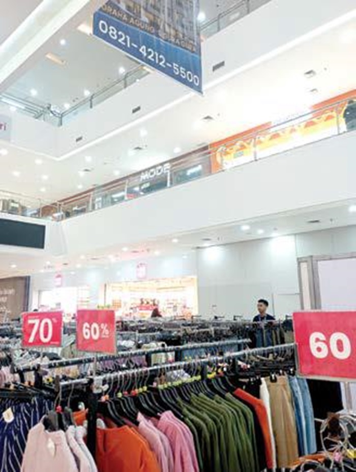 SEPI: Stan Matahari Departement Store di lantai satu Lippo Plaza Batu tampak sepi kunjungan kemarin (2/6).